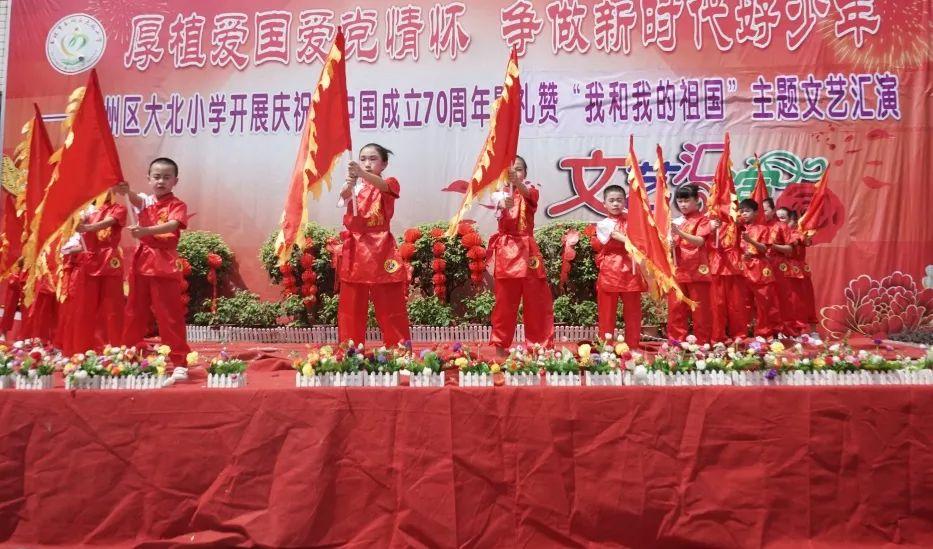 家中着火，熊孩子乘机把书包甩进去火里，网友：脑子还挺机智！